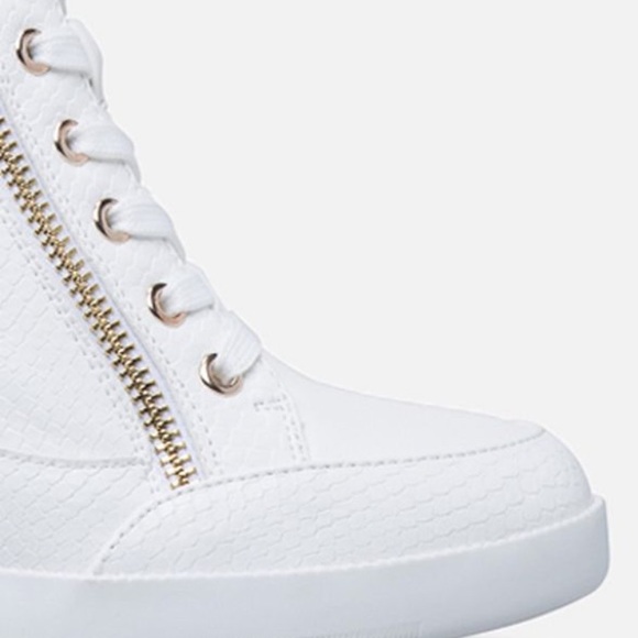 Shoes - Picture 3 of 4